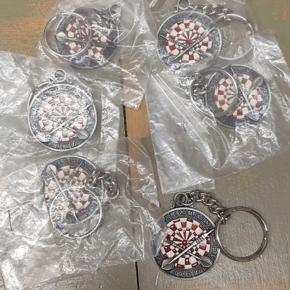 6/$20  Cool retro pewter dart board team keychains.‎